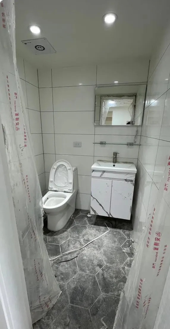 裝潢完成後的浴室,地面佈滿粉塵與保護膜