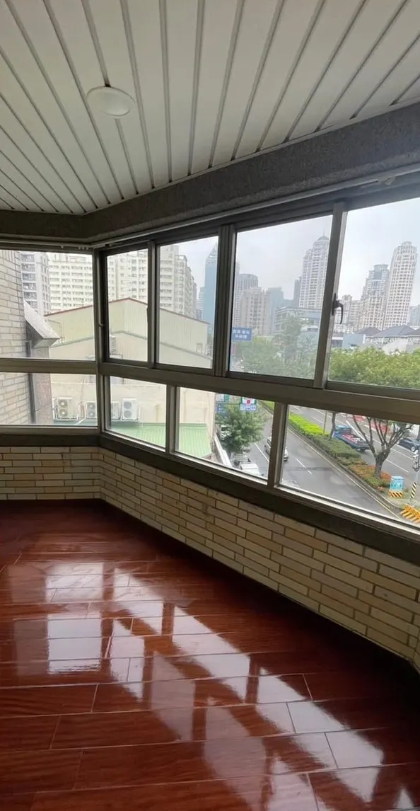清潔完成的陽台,地板光亮