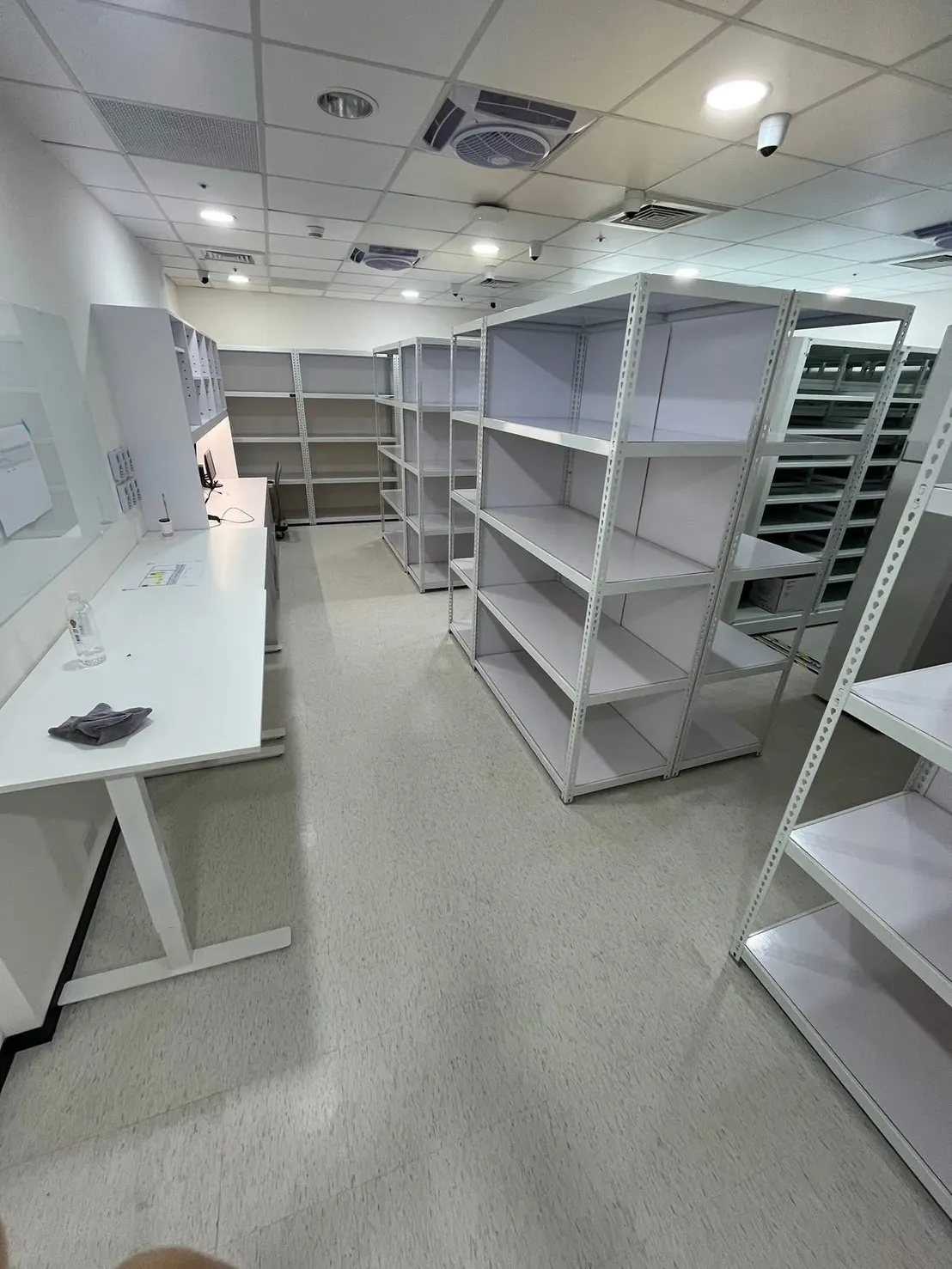 清潔完成的辦公與收納空間