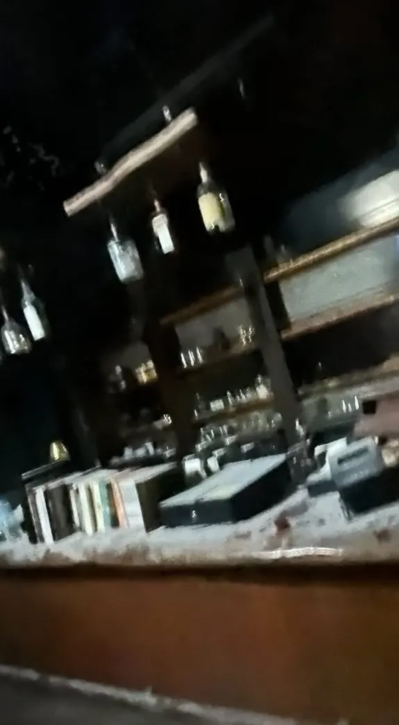 清潔前的吧台,檯面覆蓋灰白色粉塵