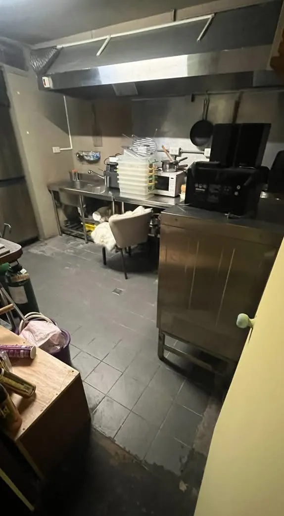 清潔後的營業廚房,地面與工作檯清空